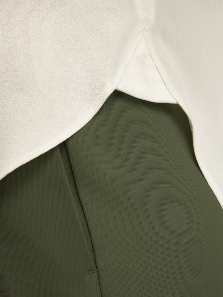 Crème - Relaxte pullover-blouse met korte mouwen en V-hals - Image 4 of 7