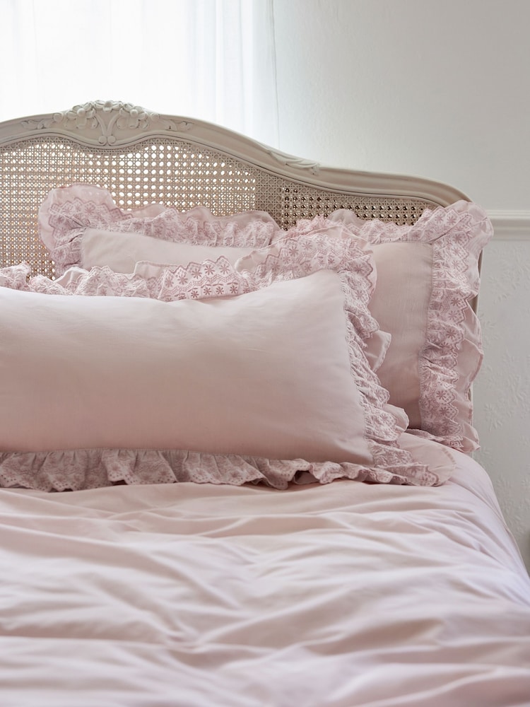 Shabby Chic by Rachel Ashwell® Broderie Anglaise Volant Lot Taies d’oreiller de 2 - Image 3 of 5