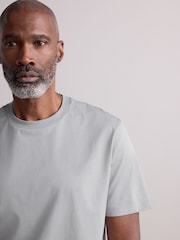 Серый - Обычный крой - Футболка Regular Fit Signature SUPIMA ® из хлопка с круглым вырезом - Image 4 of 7