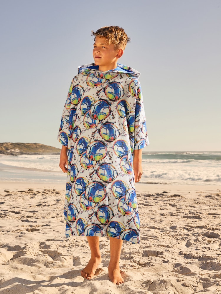 Blau/Weiß/Fußball - Poncho-Handtuch (3–16 J.) - Bild 1 von 7 Blau/Weiß/Fußball - Poncho-Handtuch (3–16 J.) - Bild 1 von 7