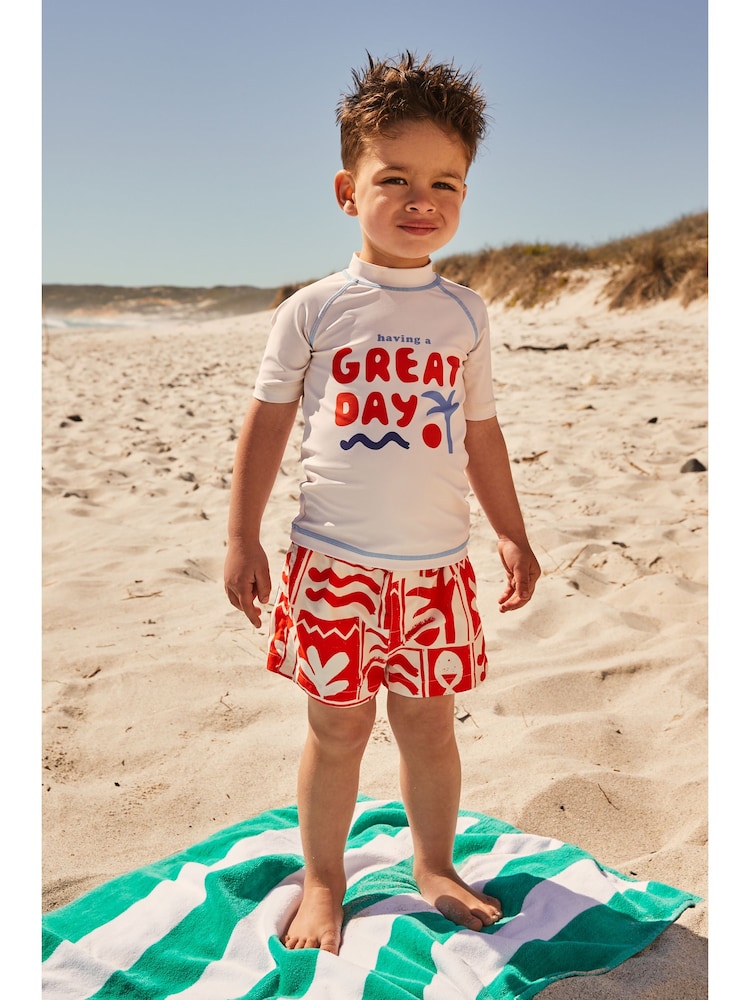 Rot / Weiß - Set aus Sonnenschutz-Oberteil und Shorts (3 Monate bis 7 Jahre) - Bild 4 von 4 Rot / Weiß - Set aus Sonnenschutz-Oberteil und Shorts (3 Monate bis 7 Jahre) - Bild 4 von 4