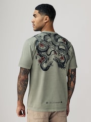 Green Tattoo Print - גזרה רגילה - חולצת טי בהדפס גרפי - תמונה 1 מתוך 8