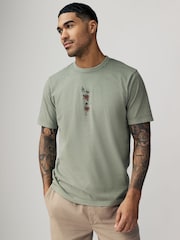 Green Tattoo Print - גזרה רגילה - חולצת טי בהדפס גרפי - תמונה 3 מתוך 8