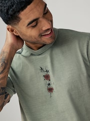 Green Tattoo Print - גזרה רגילה - חולצת טי בהדפס גרפי - תמונה 4 מתוך 8