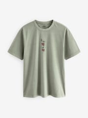 Green Tattoo Print - גזרה רגילה - חולצת טי בהדפס גרפי - תמונה 5 מתוך 8