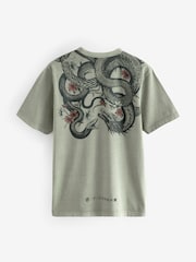 Green Tattoo Print - גזרה רגילה - חולצת טי בהדפס גרפי - תמונה 6 מתוך 8