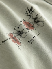 Green Tattoo Print - גזרה רגילה - חולצת טי בהדפס גרפי - תמונה 7 מתוך 8