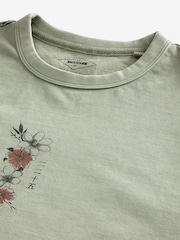 Green Tattoo Print - גזרה רגילה - חולצת טי בהדפס גרפי - תמונה 8 מתוך 8