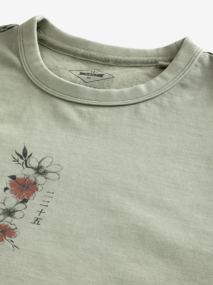 Green Tattoo Print - גזרה רגילה - חולצת טי בהדפס גרפי - תמונה 8 מתוך 8