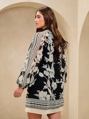 Lipsy Monochrome Curve Floral Border Print Long Sleeve Shift Dress - Image 4 of 4