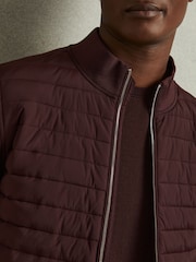 Burdeos - Chaqueta híbrida guateada de punto con cremallera Freddie de Reiss - Imagen 4 de 7