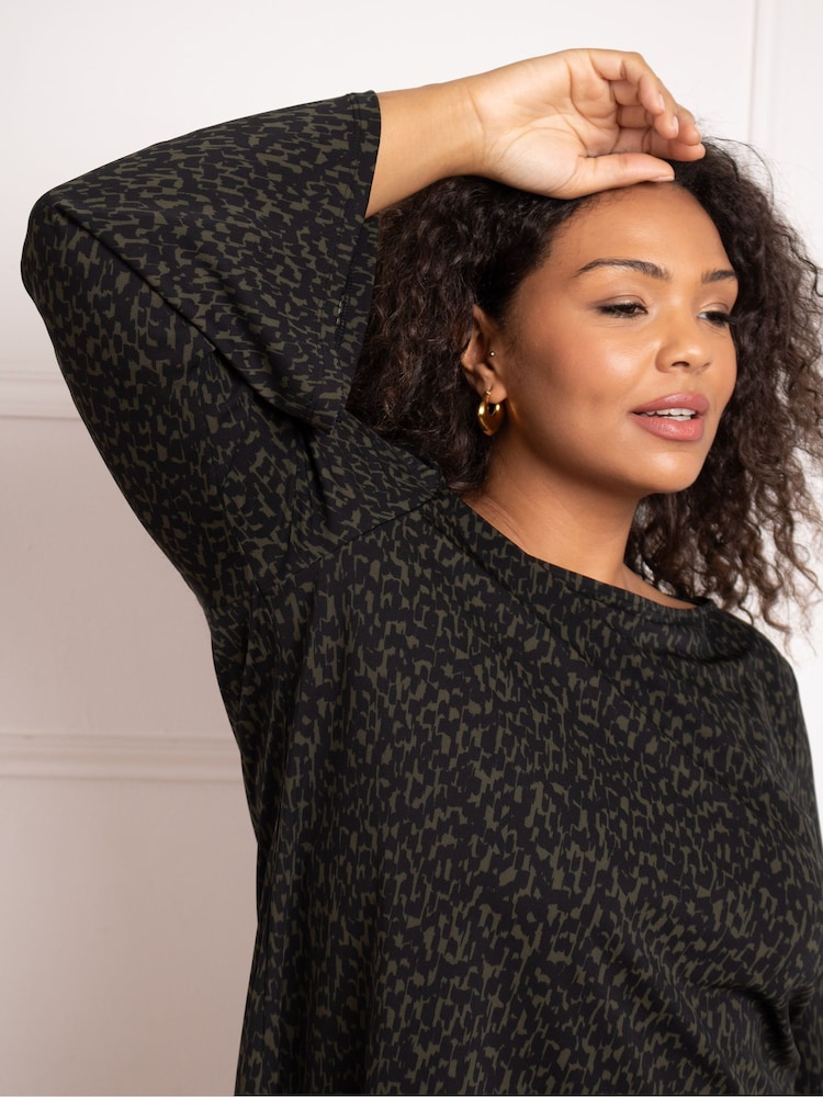 Live Unlimited Animal Live Unlimited Curve  Animal Dash Print Jersey Flared Sleeve Top - Image 2 of 3