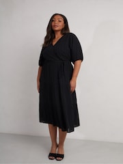Live Unlimited Curve texturiertes, gestuftes Midikleid in Schwarz - Bild 2 von 4