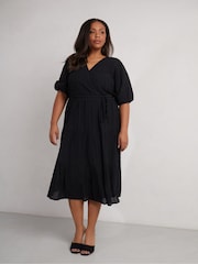 Live Unlimited Curve texturiertes, gestuftes Midikleid in Schwarz - Bild 4 von 4