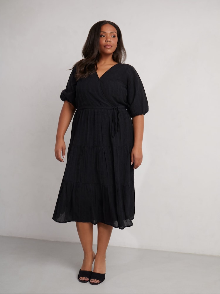 Live Unlimited Curve texturiertes, gestuftes Midikleid in Schwarz - Bild 4 von 4