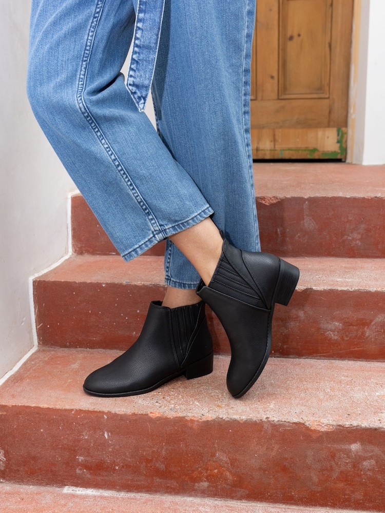 Novo Black Regular Fit Dillion Low Ankle Chelsea Boots - Image 1 of 6