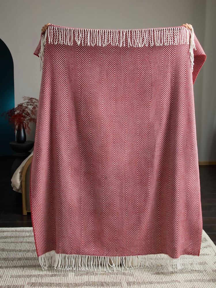 Red Herringbone Cosy Throw - Image 3 of 5