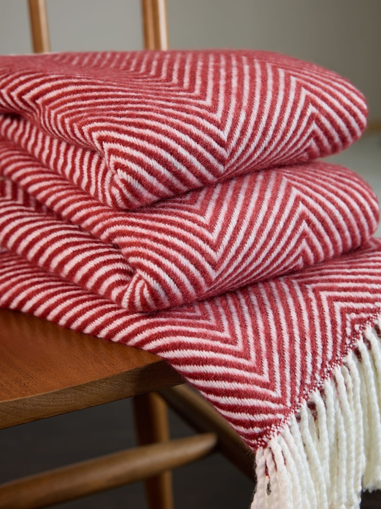 Red Herringbone Cosy Throw - Image 4 of 5
