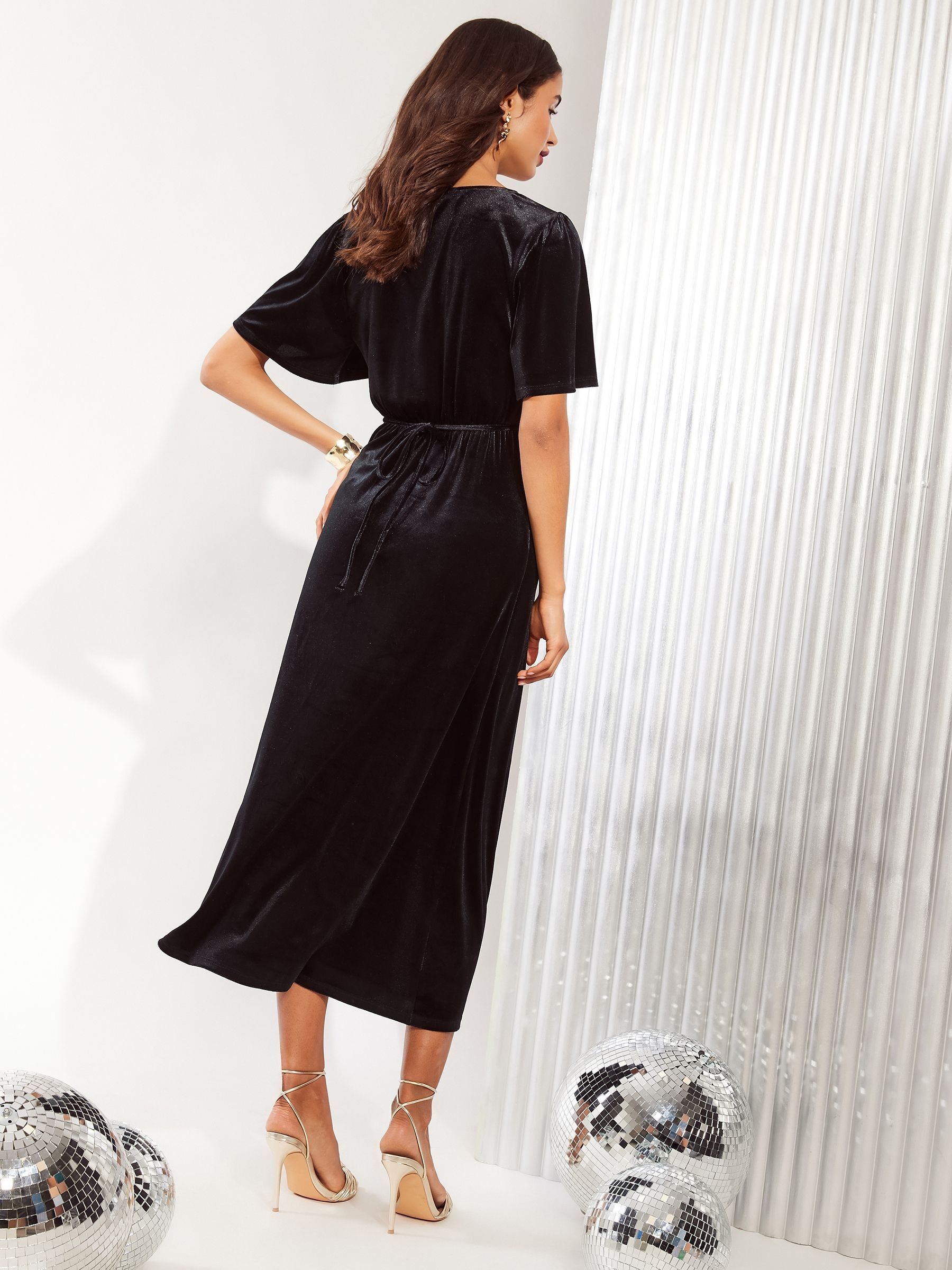 Acheter Noir Friends Like These Robe Mi long en velours a manches volantes froncees sur le devant from Next Luxembourg