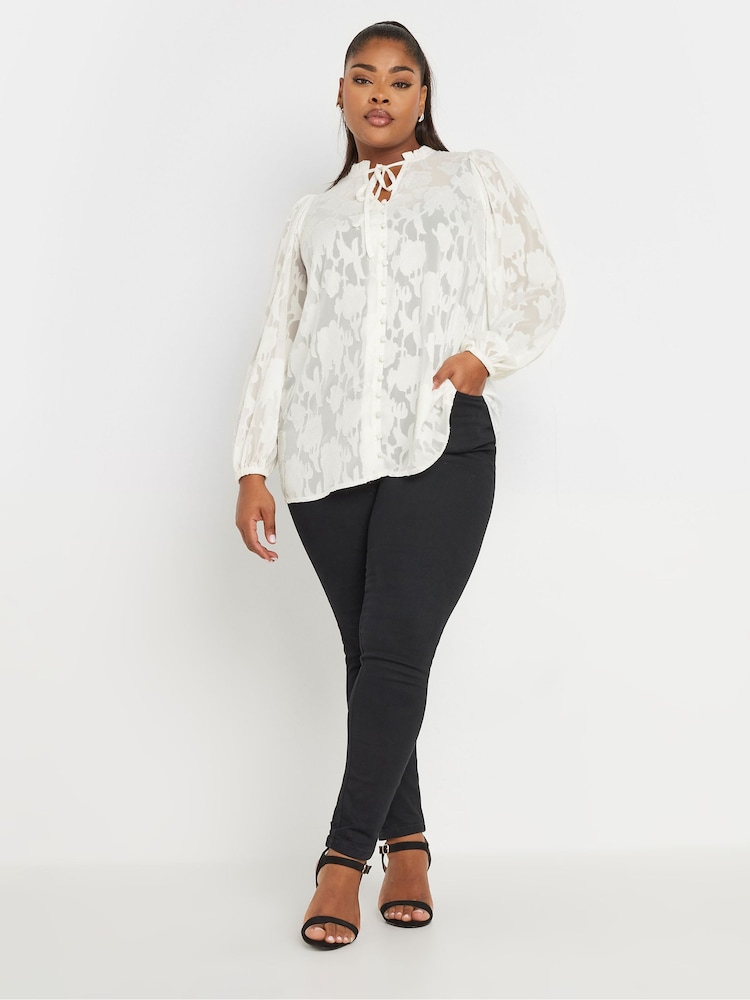 Yours Curve Coupe Bluse mit geschnürtem Ausschnitt - Bild 2 von 4 Yours Curve Coupe Bluse mit geschnürtem Ausschnitt - Bild 2 von 4