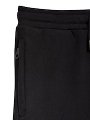 شورت رياضي كارجو مريح للأولاد من Lyle & Scott - صورة 3 من 3