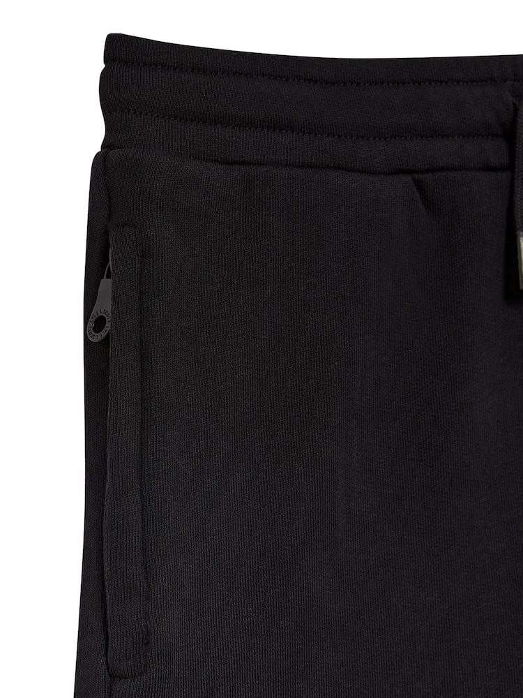 شورت رياضي كارجو مريح للأولاد من Lyle & Scott - صورة 3 من 3