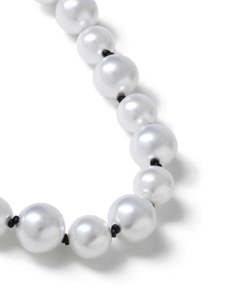 Aela Oversized Pearl White Necklace - Image 4 of 4