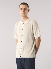 Pretty Green Stone Barker Short Sleeve Knit Shirt - صورة 1 من 4