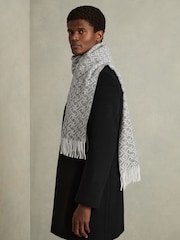 Reiss Bowen Logo Jacquard Scarf With Wool - Imagen 2 de 5