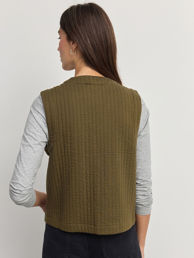 Khakigrün - Gesteppte Weste mit floralem Boho-Muster und Stickerei - Bild 2 von 7 Khakigrün - Gesteppte Weste mit floralem Boho-Muster und Stickerei - Bild 2 von 7