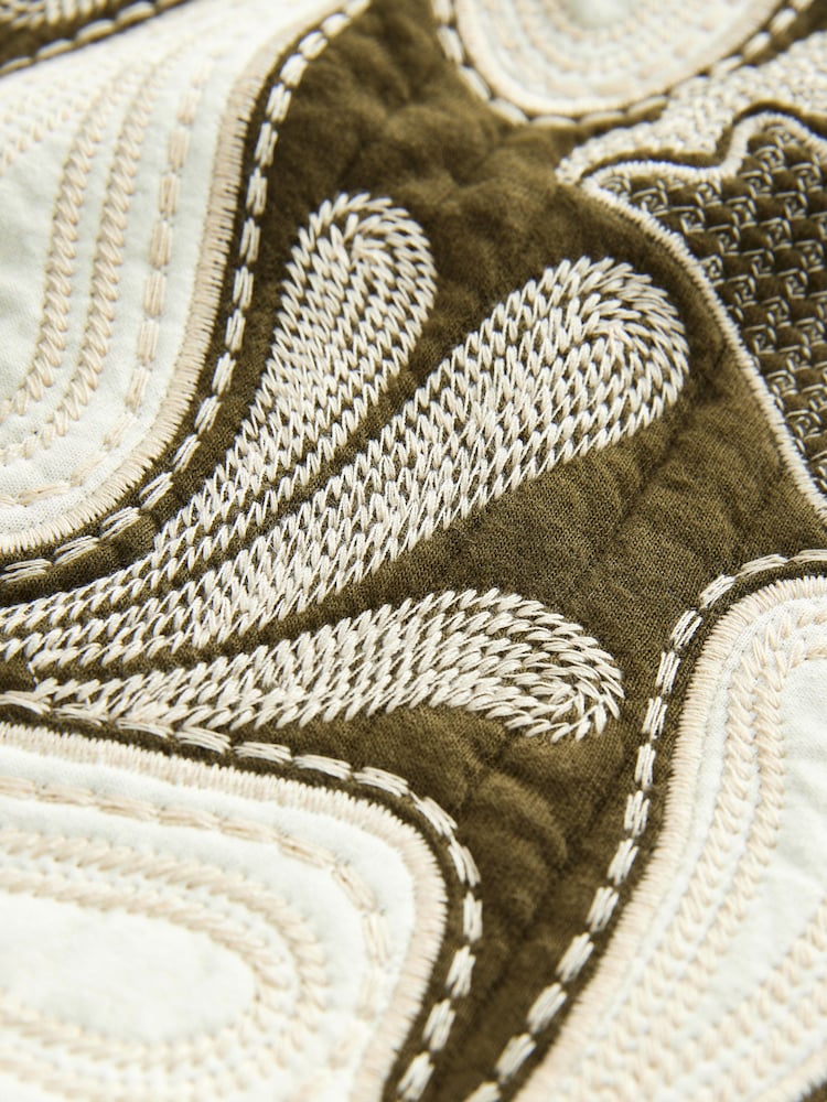 Khakigrün - Gesteppte Weste mit floralem Boho-Muster und Stickerei - Bild 7 von 7 Khakigrün - Gesteppte Weste mit floralem Boho-Muster und Stickerei - Bild 7 von 7