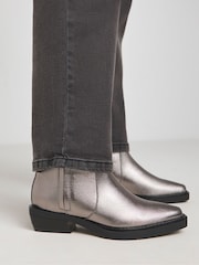 Botines estilo western con costuras elásticas ocultas y ajuste extraancho de Simply Be - Imagen 1 de 5