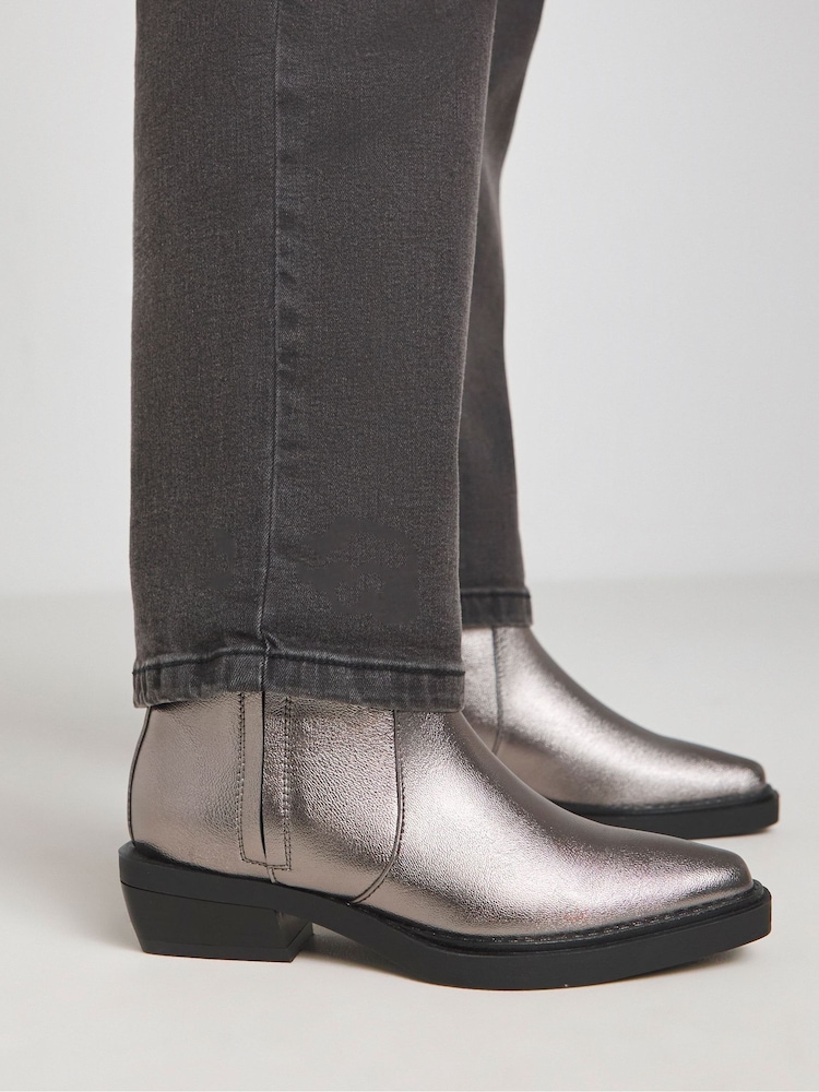 Botines estilo western con costuras elásticas ocultas y ajuste extraancho de Simply Be - Imagen 1 de 5