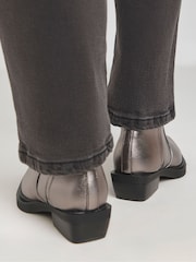 Botines estilo western con costuras elásticas ocultas y ajuste extraancho de Simply Be - Imagen 2 de 5