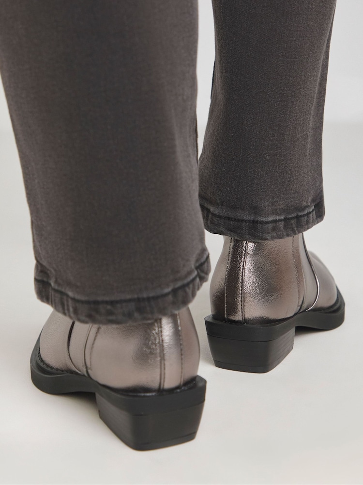 Botines estilo western con costuras elásticas ocultas y ajuste extraancho de Simply Be - Imagen 2 de 5