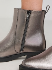 Botines estilo western con costuras elásticas ocultas y ajuste extraancho de Simply Be - Imagen 3 de 5