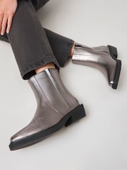 Botines estilo western con costuras elásticas ocultas y ajuste extraancho de Simply Be - Imagen 4 de 5