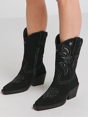 Botas vaqueras con detalles recortados de corte ancho y pantorrilla estándar de Simply Be - Imagen 1 de 4