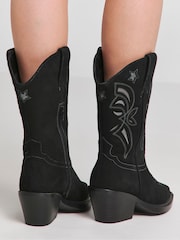 Botas vaqueras con detalles recortados de corte ancho y pantorrilla estándar de Simply Be - Imagen 2 de 4