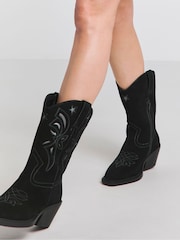 Botas vaqueras con detalles recortados de corte ancho y pantorrilla estándar de Simply Be - Imagen 3 de 4