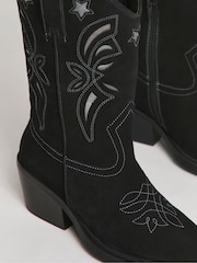 Botas vaqueras con detalles recortados de corte ancho y pantorrilla estándar de Simply Be - Imagen 4 de 4
