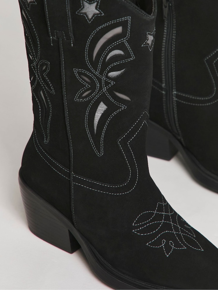 Botas vaqueras con detalles recortados de corte ancho y pantorrilla estándar de Simply Be - Imagen 4 de 4