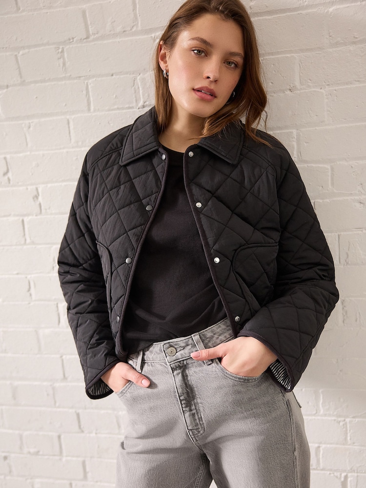 Schwarz - Short Quilted Collared Jacket - Bild 1 von 8 Schwarz - Short Quilted Collared Jacket - Bild 1 von 8