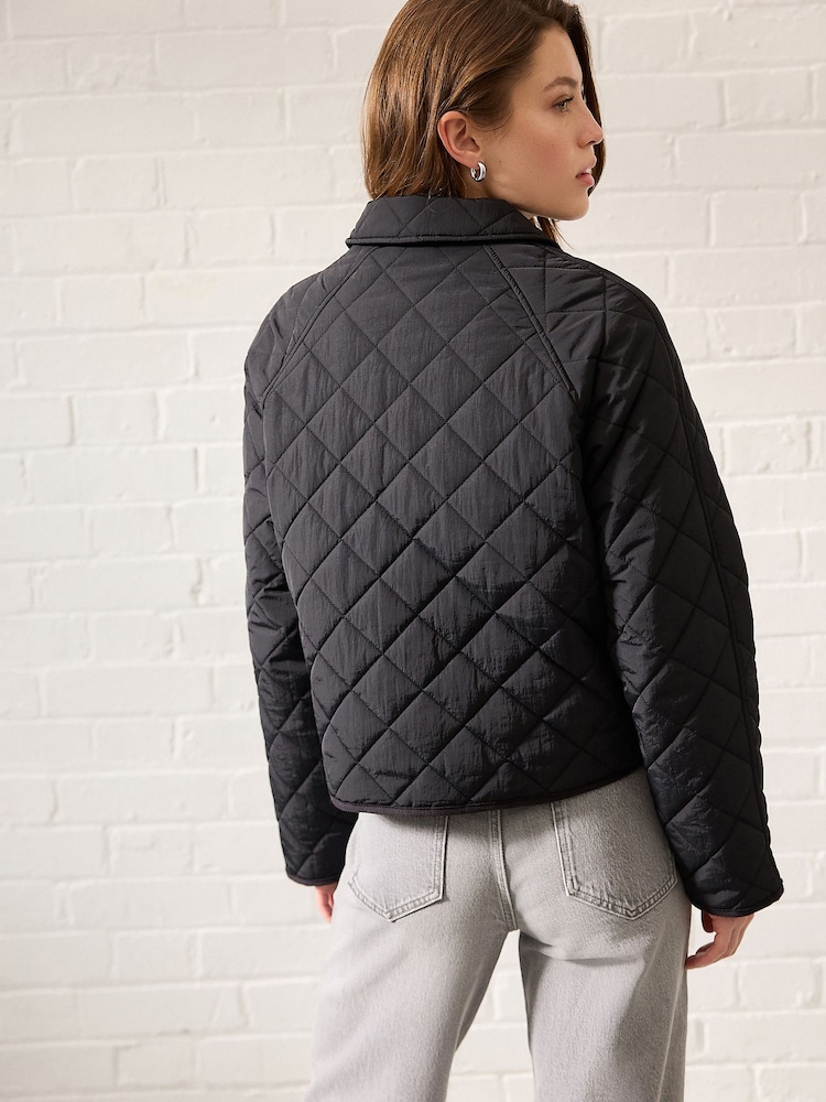 Schwarz - Short Quilted Collared Jacket - Bild 2 von 8 Schwarz - Short Quilted Collared Jacket - Bild 2 von 8