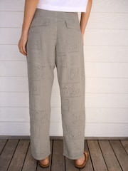 Verde salvia - Pantalones bordados de 100% algodón - Imagen 4 de 5