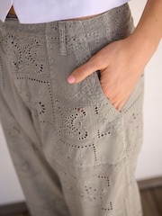 Verde salvia - Pantalones bordados de 100% algodón - Imagen 5 de 5