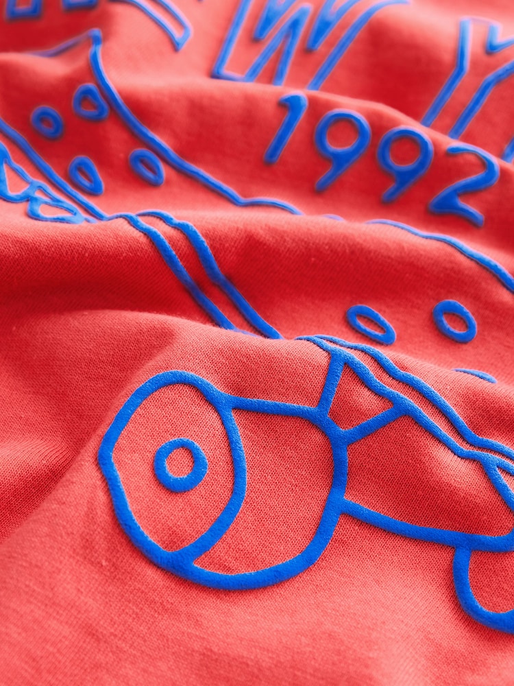 Rotes Skateboard - Kurzarm-T-Shirt mit Grafik in normaler Passform (3–16 J.) - Bild 4 von 4 Rotes Skateboard - Kurzarm-T-Shirt mit Grafik in normaler Passform (3–16 J.) - Bild 4 von 4