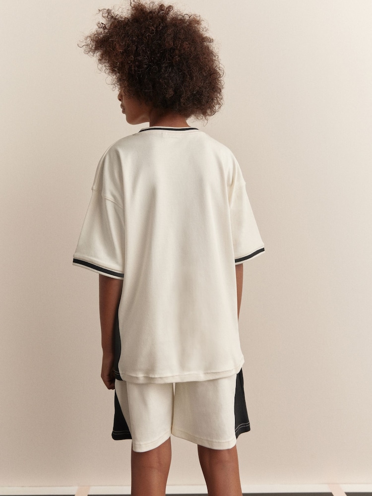 Blanco crudo - Sporty V-Neck Short Sleeve T-Shirt and Shorts Set (3-16yrs) - Imagen 2 de 8 Blanco crudo - Sporty V-Neck Short Sleeve T-Shirt and Shorts Set (3-16yrs) - Imagen 2 de 8