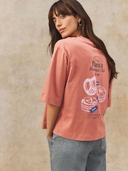 Marrón óxido - 100% Cotton Rich Back Graphic Boxy Short Sleeve T-Shirt - Imagen 1 de 6