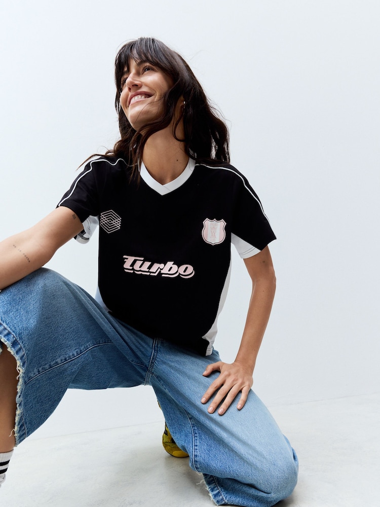 Zwart en wit - Voetbal geïnspireerd grafisch korte mouwen Contrasterende kraag V-hals 100% Katoenen T-shirt - Image 1 of 9